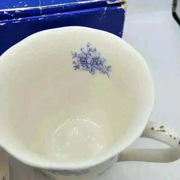 NEW Set of 2 JUNKO SHIMADA Coffee Mug Blue & White Floral Silver Leaf Signed - Picture 8 of 11